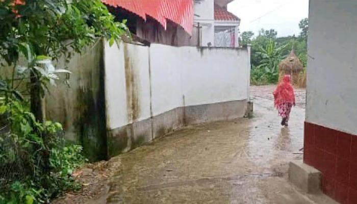 ব্রাহ্মণপাড়ায় রাস্তা দখল করে সীমানা প্রাচীর নির্মাণের অভিযোগ