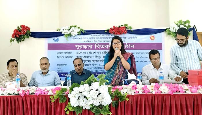 লালমাই উপজেলা পর্যায়ে সেরা ফলাফল অর্জনকারী শিক্ষার্থীদের সনদ প্রদান
