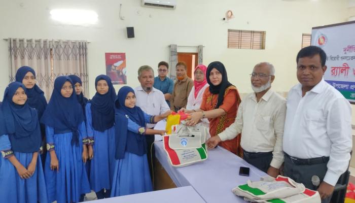 ব্রাহ্মণপাড়ায় দুদকের উদ্যোগে শিক্ষার্থীদের শিক্ষা সামগ্রী বিতরণ