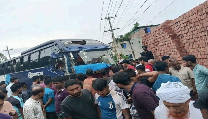 মনোহরগঞ্জে যাত্রীবাহী বাসের ধাক্কায় অটোরিকশার ২ যাত্রী নিহত, আহত ৩