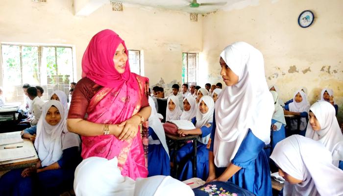 ব্রাহ্মণপাড়ায় বিদ্যালয়ে হঠাৎ ইউএনও শিক্ষার্থীদের সঙ্গে ভাব বিনিময়