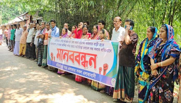 দেবিদ্বারে মন্দিরের রাস্তা বন্ধের   প্রতিবাদে এলাকাবাসীর মানববন্ধন