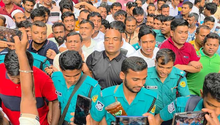 আত্মসমর্পণের পর আউয়াল খানসহ ৮ ছাত্রদল নেতা কারাগারে