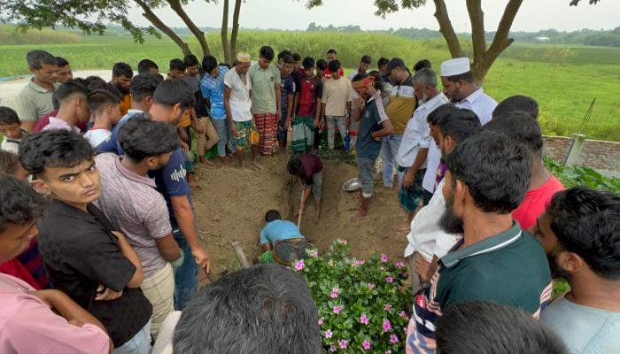 মুরাদনগরে সড়ক দুর্ঘটনায় নিহত যুবকের লাশ এক বছর পর কবর থেকে উত্তোলন