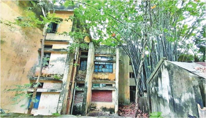 এ কেমন স্কুল ভবন!