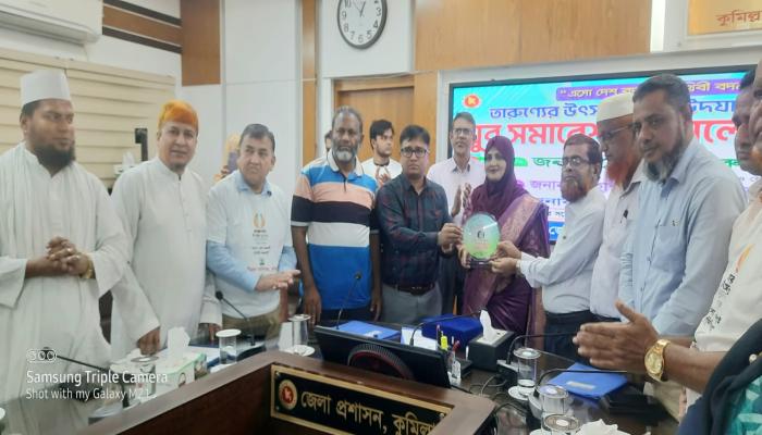 জাতীয় পুরস্কারপ্রাপ্ত নারী   উদ্যোক্তা লাভলী আক্তারকে  সম্মাননা স্মারক প্রদান