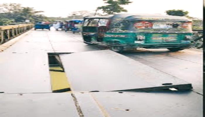 মুরাদনগরে ব্রীজের পাটাতন ভেঙে ভোগান্তি  রাতেই মেরামত করালেন কায়কোবাদ