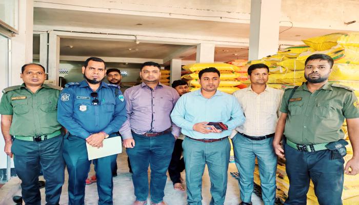 সদর দক্ষিণে পোল্ট্রি ও   ফিস ফিডকে ৫০ হাজার   টাকা জরিমানা