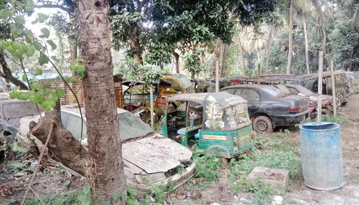 ব্রাহ্মণপাড়া থানায় রোদ-বৃষ্টিতে নষ্ট   হচ্ছে কোটি কোটি টাকার যানবাহন