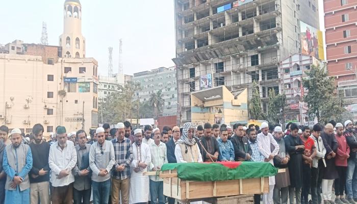 কুমিল্লায় হাদির গায়েবানা জানাজা শেষে   প্রতীকী কফিন হাতে ন্যায়বিচারের দাবি