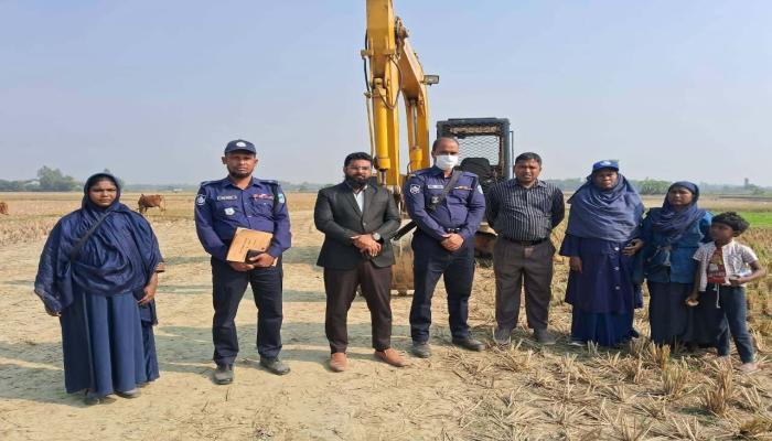 চৌদ্দগ্রামে ভ্রাম্যমান আদালতের   অভিযানে মাটি ব্যবসায়ীকে   ৩ লাখ টাকা জরিমানা