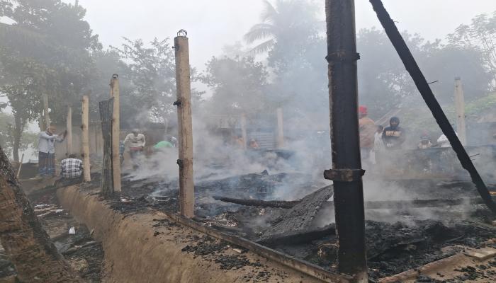 নাঙ্গলকোটে আগুনে   পুড়ে নিঃস্ব এক পরিবার