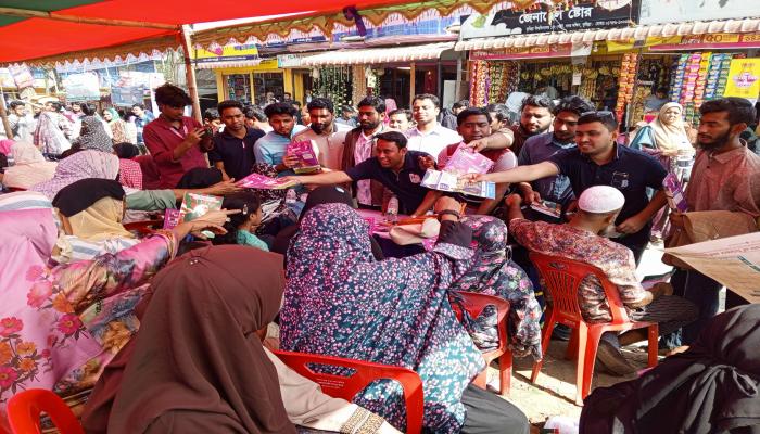 কুবি ভর্তি পরীক্ষা   কেন্দ্রের বাইরে ‘হ্যাঁ’   ভোটের পক্ষে প্রচার