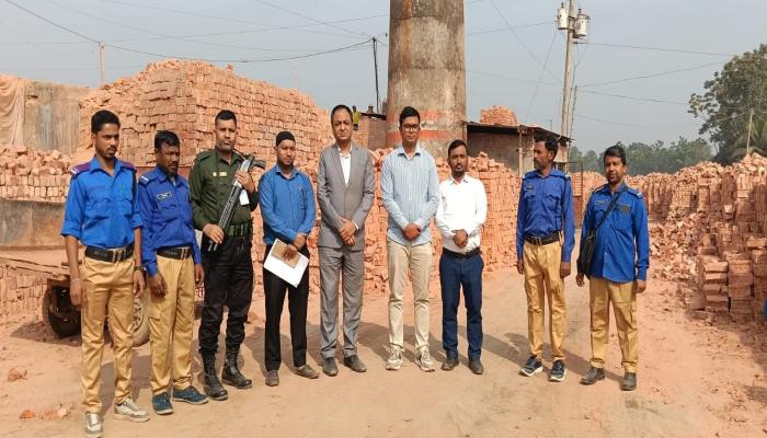 বরুড়ায় দুই ইটভাটায়   আড়াই লাখ  টাকা   জরিমানা