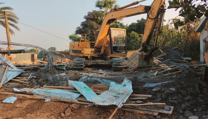 সদর দক্ষিণে খাস জমির স্থাপনা উচ্ছেদ  অবৈধ দখলদারের জেল-জরিমানা