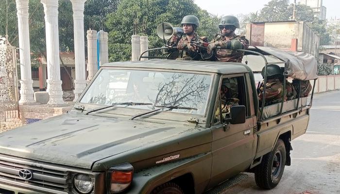 বরুড়ায় মাঠে   নেমেছে সেনাবাহিনী