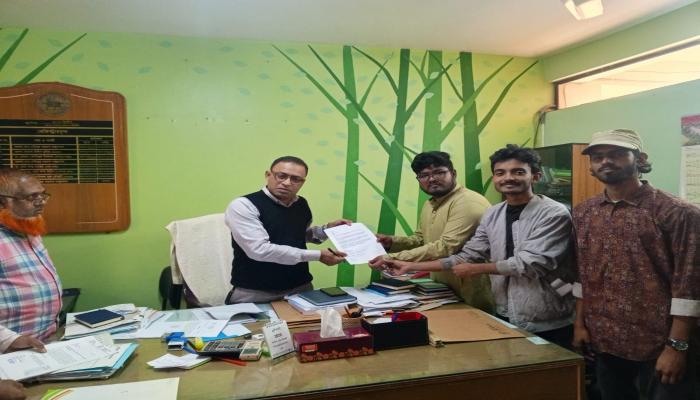 কুবি শিক্ষার্থীদের ভোটাধিকার নিশ্চিত করতে বাস সার্ভিস চালুর দাবীতে স্মারকলিপি