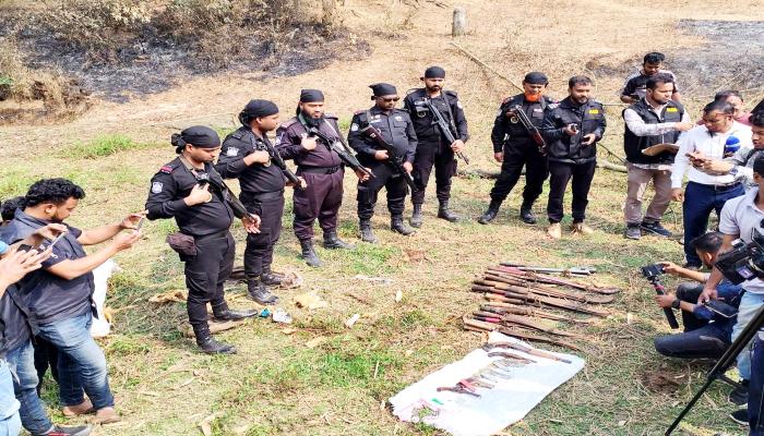 কুমিল্লার কটকবাজারে   পুকুর সেঁচে অস্ত্র উদ্ধার