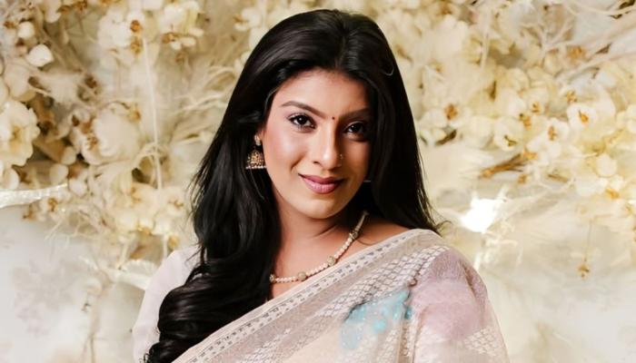 ৪৯ বছরেও কীভাবে নিজেকে ফিট রাখছেন মৌ?