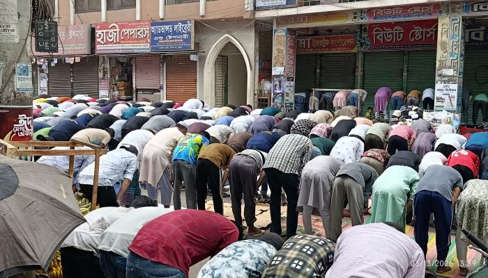 মুসলিম উম্মাহর শান্তি ও সমৃদ্ধি কামনায় কুমিল্লার মসজিদগুলোতে বিশেষ দোয়া