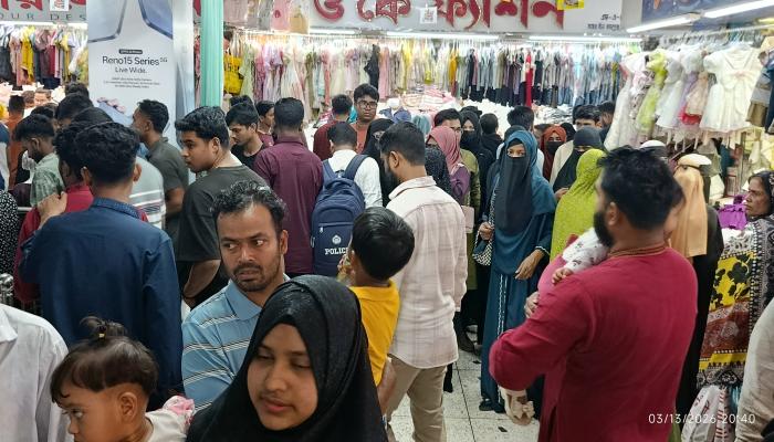 ঈদকে সামনে রেখে কুমিল্লার বাজারে ক্রেতাদের ভিড়