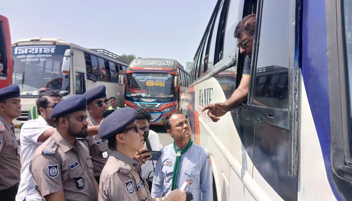 ঈদযাত্রা নির্বিঘ্ন করতে ট্রাফিকের   ভূমিকায় শতাধিক স্কাউট সদস্য