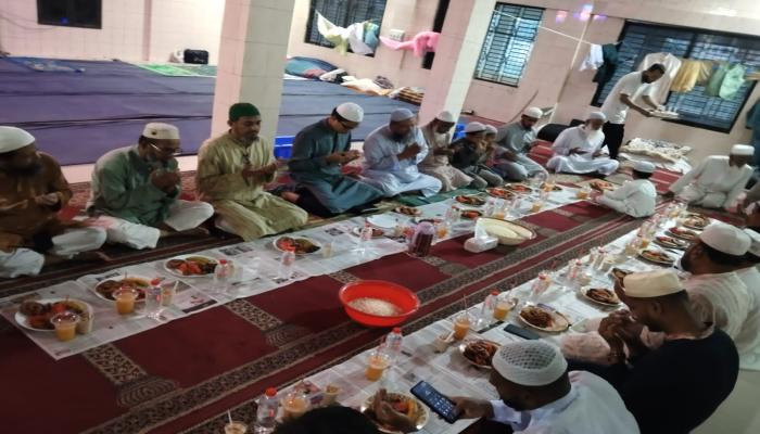 মুরাদনগরে মসজিদের ‘ইতিকাফকারীদের’ সাথে ইফতার করলেন ইউএনও আব্দুর রহমান