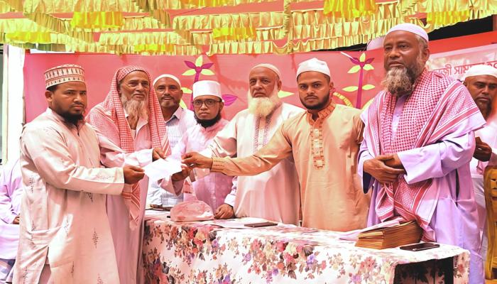 লালমাইয়ে সামছুল হক ফাউন্ডেশনের ঈদ উপহার পেল ২ শতাধিক ইমাম-মুয়াজ্জিন