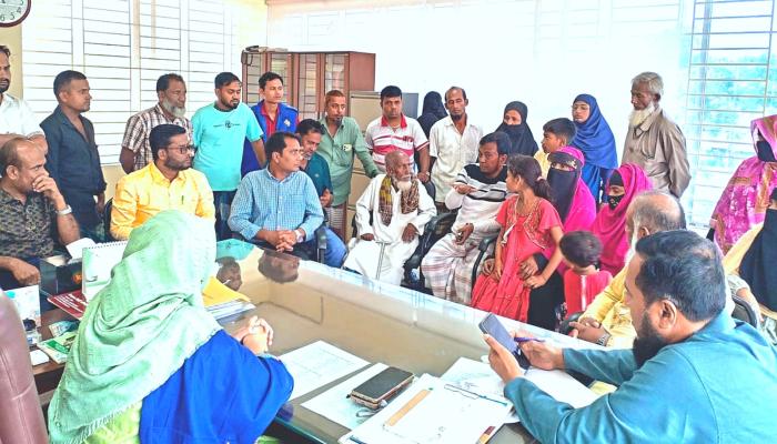 লালমাইয়ের ইউএনও'র হস্তক্ষেপে   ঘরে ফিরলো মা হারা শিশু সামিয়া