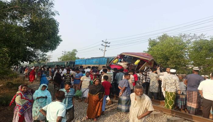 কুমিল্লায় বাস-ট্রেন সংঘর্ষে ১২ জনের মৃত্যুর   ঘটনায় দুই গেইটম্যানের বিরুদ্ধে মামলা