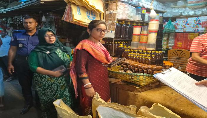 কুমিল্লায় নিষিদ্ধ পলিথিনবিরোধী মোবাইল কোর্ট, জরিমানা ও বিপুল পরিমাণ পলিথিন জব্দ