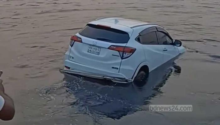ফেরিতে ওঠার সময় নিয়ন্ত্রণ হারিয়ে প্রাইভেট কার নদীতে