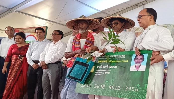 কুমিল্লায়  ভোটের কালি শুকানোর আগেই সরকার  কৃষক কার্ড’ বিতরণ... কৃষিমন্ত্রী