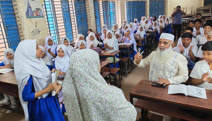 ক্লাসরুমে বসে আধাঘণ্টা পাঠ শুনলেন এমপি মনিরুল হক চৌধুরী