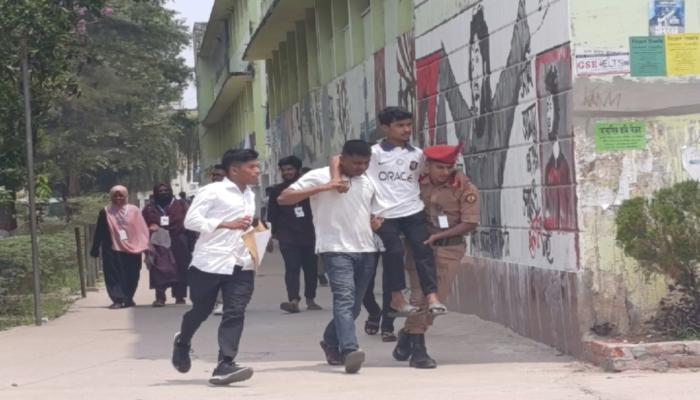 ভর্তি পরীক্ষার দিনে প্রতিবন্ধী পরীক্ষার্থীকে কাঁধে তুলে কেন্দ্রে নিলেন ছাত্রদল নেতা