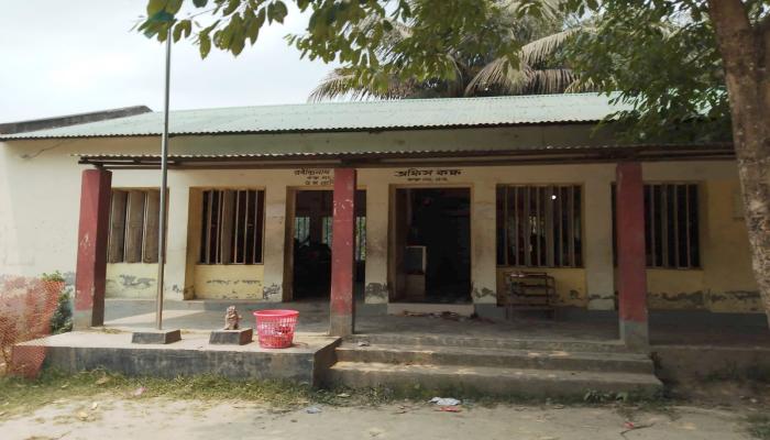 তাপদাহে লালমাইয়ে শ্রেণিকক্ষে অজ্ঞান শিক্ষার্থী