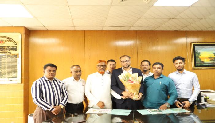 আইসিটি অধিদপ্তরের মহাপরিচালক সাইফুল হাসানকে ফুলেল শুভেচ্ছা