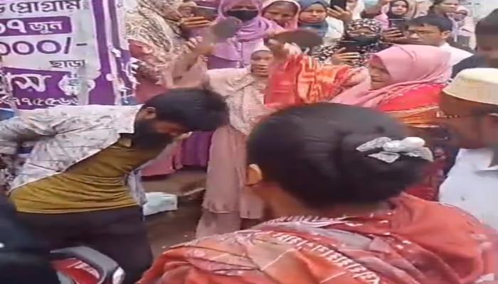 কুমিল্লায় ছাত্রীকে উত্যক্ত বখাটেকে পিটিয়ে পুলিশের হাতে তুলে দিল অভিভাবকরা