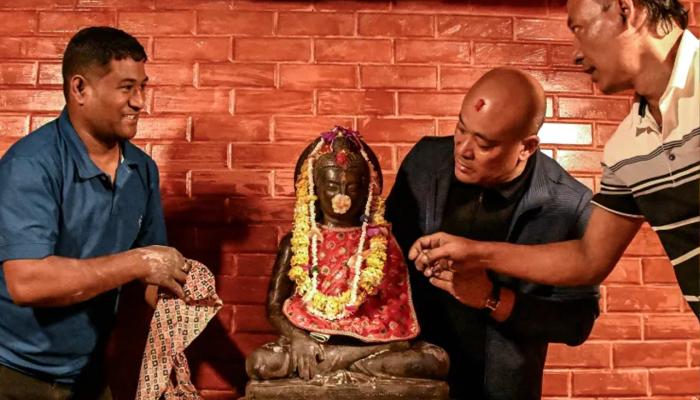 নেপালের চুরি হওয়া শতবর্ষী বুদ্ধমূর্তি ফেরত দিল যুক্তরাষ্ট্র