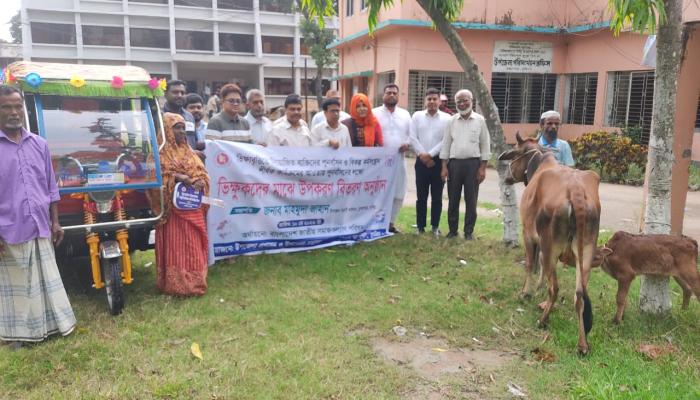 ভিক্ষুক পুনর্বাসনে ব্রাহ্মণপাড়ায় গাভী ও অটোরিকশা বিতরণ