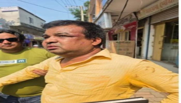 বাঞ্ছারামপুরে ভ্যাট ইন্সপেক্টরকে খুঁটির সঙ্গে বেঁধে মারধর