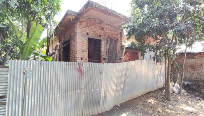 কুমিল্লা সদরের দুর্গাপুরে প্রবাসীর নির্মানাধীন বাড়ি দখল ও লুটপাট