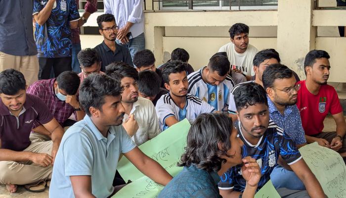 পরীক্ষা-ফল প্রকাশে দীর্ঘসূত্রতার প্রতিবাদে কুবির আইন বিভাগের অফিসকক্ষে তালা