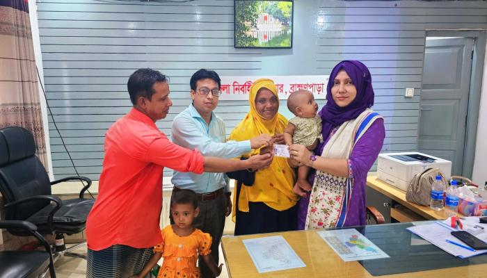 ব্রাহ্মণপাড়ায় ইউএনওর মানবিক উদ্যোগে প্রতিবন্ধী ভাতার কার্ড পেল ক্যানসার আক্রান্ত শিশু সাজিদ