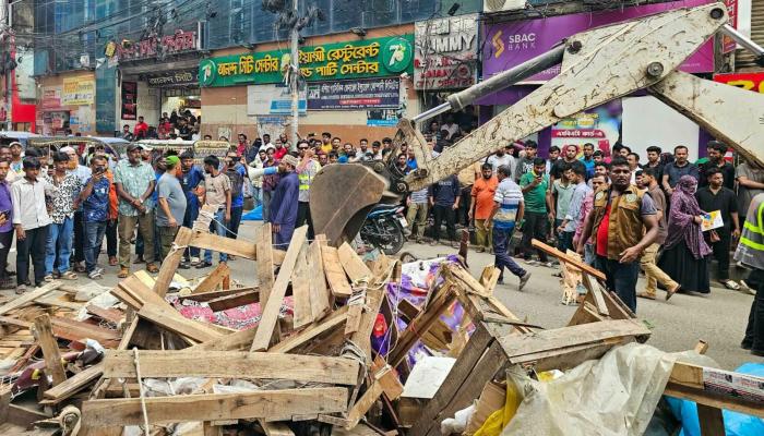 কুমিল্লা নগরীতে আবারো ফুটপাত ও সড়ক দখলমুক্ত করতে কঠোর উচ্ছেদ অভিযান।