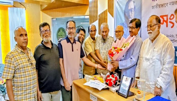 নজরুল পুরস্কার প্রাপ্ত ড,আলী হোসেন চৌধুরী কে সংবর্ধনা দিয়েছেন ন্যাপ কুমিল্লা