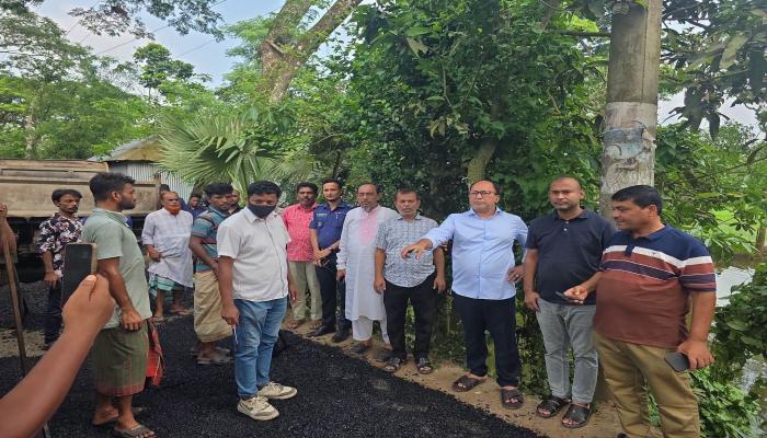 ব্রাহ্মণপাড়ায় সড়ক সংস্কারকাজ পরিদর্শনে এমপি জসিম, মান নিশ্চিতের নির্দেশ