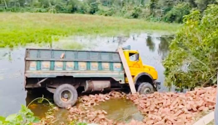 কসবায় ইটবোঝাই ট্রাক খাদে পড়ে নিহত ২, আহত ২
