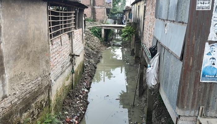 লালমাইয়ে খালের উপর ৩৩টি অবৈধ   দোকান রেখেই খাল খনন