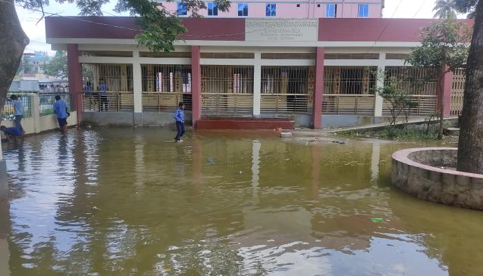 ব্রাহ্মণপাড়া আদর্শ সরকারি প্রাথমিক বিদ্যালয়ের প্রবেশপথ ও মাঠ পানিতে তলিয়ে  গেছে
